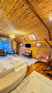 ein großes Zimmer mit zwei Betten und einer Decke in der Unterkunft İsgobya Chalets 103 in Macka