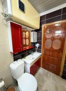 ein Badezimmer mit Toilette und Waschbecken in der Unterkunft İsgobya Chalets 103 in Macka + 12 Fotos