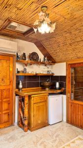 eine Küche mit Holzschränken und einer Holzdecke in der Unterkunft İsgobya Chalets 103 in Macka