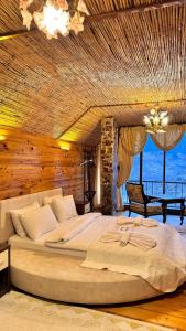 ein Schlafzimmer mit einem großen Bett in einem Zimmer in der Unterkunft İsgobya Chalets 103 in Macka