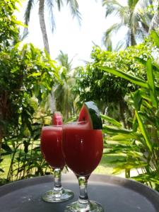 een drankje in twee wijnglazen op een tafel bij Calm Villa Ahangama in Ahangama