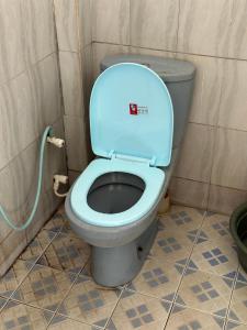 bagno con servizi igienici blu e tubo di Solo escape a Anuradhapura Altre 11 foto