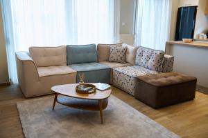 un soggiorno con un divano e un tavolino da caffè di ANESIS Luxury Apartments a Komotini