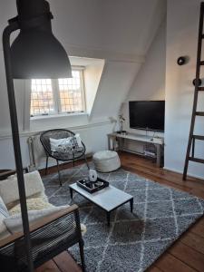 een woonkamer met een bank en een tv bij Divino in Dordrecht