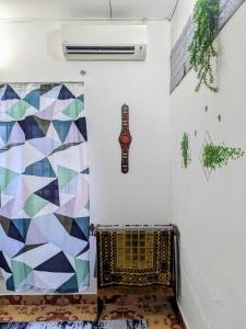a room with a radiator and a wall with colorful tiles at Djalai Roomstay in Kepala Batas