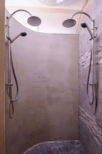 een badkamer met een douche met 2 douchekoppen bij LOFT Groepsaccommodatie in Boxum