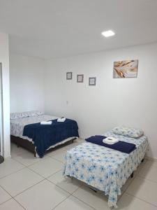 een kamer met twee bedden in een kamer bij pousada beira mar suites São Bento in Maragogi