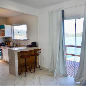 Nhà bếp/bếp nhỏ tại Casa Santorini RJ