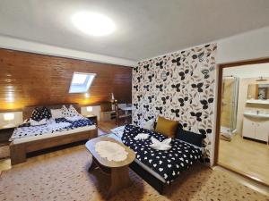 een hotelkamer met twee bedden en een tafel bij Era Apartman in Harkány +50 foto's