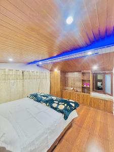 a bedroom with a large bed in a boat at Pinewood View Homestay in Shimla