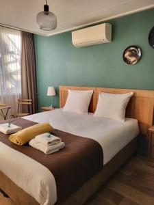 une chambre avec un grand lit avec des serviettes dessus dans l'établissement Hotel Stedswal, à Sloten