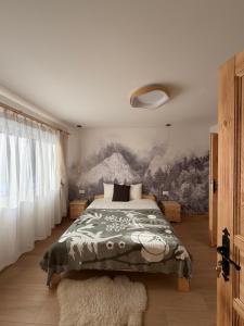 een slaapkamer met een bed en een schilderij aan de muur bij Markowa Chata in Mizerna