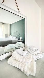 un grande specchio in una camera con due letti di B&B San Savino a Piacenza