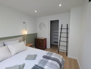 ein Schlafzimmer mit einem großen weißen Bett und einer Leiter in der Unterkunft Logement Indépendant - à proximité de Lille in Lambersart