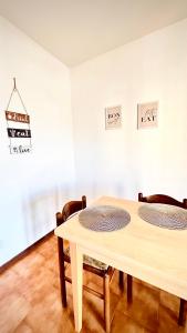 tavolo da pranzo con 2 sedie e tavolo di B&B San Savino a Piacenza