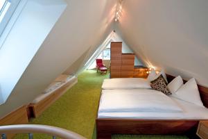 een slaapkamer met een bed in een tent bij Parkvilla Appartements in Bad Hofgastein