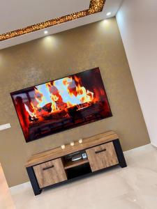 un soggiorno con una TV a schermo piatto su una parete di Skyline Duplex Brussels Parking Fibre Modernité a Bruxelles Altre 26 foto