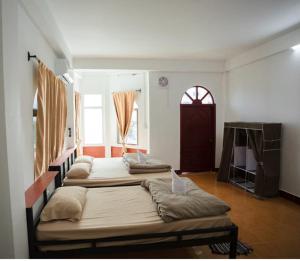 een groep bedden in een kamer bij Orlardee hostel in Thakhek