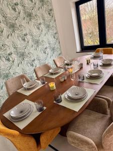 un tavolo in legno con piatti e stoviglie di Skyline Duplex Brussels Parking Fibre Modernité a Bruxelles