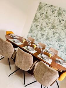 un tavolo da pranzo con sedie intorno di Skyline Duplex Brussels Parking Fibre Modernité a Bruxelles