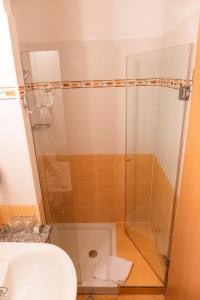 un bagno con doccia, wc e lavandino di Garni Hotel Keltika a Izola