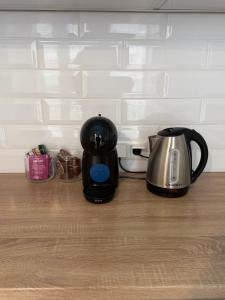 Příslušenství pro přípravu čaje a kávy v ubytování Scandinavian apartment на Марсельской