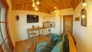 een woonkamer met een bank en een keuken bij Alpengasthof Krische in Murau