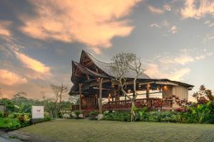 een gebouw met een dak erop bij Umawana Villas in Tegalalang