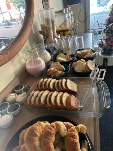 een tafel met twee dienbladen brood en gebak bij Hotel gade in Mar del Plata