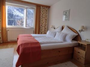 een slaapkamer met een groot bed en een raam bij Ferienwohnung Kerschbaumer in Rangersdorf +47 foto's