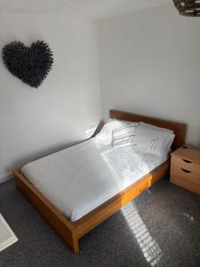 En eller flere senge i et værelse på Hockham + 7 billeder