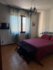 een slaapkamer met een bed met een rode plaids bij True Italian Stay in Casalecchio di Reno
