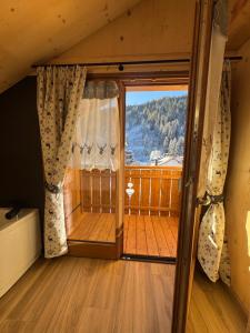 Zimmer mit Blick auf ein großes Fenster in der Unterkunft Appartamenti Casa Sabry in San Niccolò Comèlico