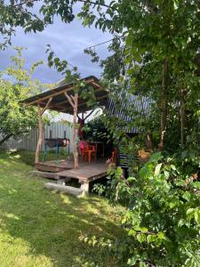 een houten prieel met een tafel en stoelen bij las cascadas in Puerto Clocker