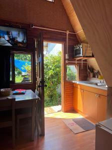 een open deur naar een keuken met een tafel en een wastafel bij las cascadas in Puerto Clocker +28 foto's