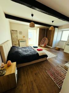 Giường trong phòng chung tại Maison de charme avec studio indépendant