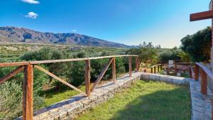 Nespecifikovaný výhled na hory nebo výhled na hory při pohledu z prázdninového domu