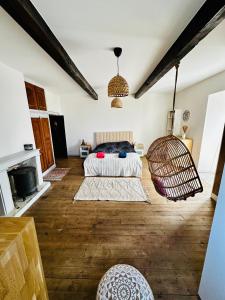 Giường trong phòng chung tại Maison de charme avec studio indépendant