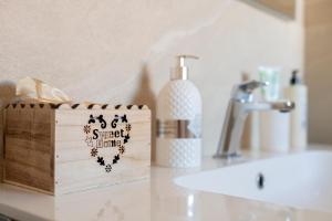 een houten doos op een aanrecht naast een gootsteen bij Pietra di Luna relaxing private terrace in Polignano a Mare +36 foto's