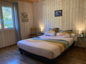 En eller flere senge i et værelse på Lo Saunei