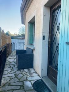 een deur naar een gebouw met een raam en een stenen trottoir bij 2chambres 70m2 proche centre ville in Alès