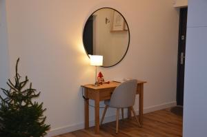 een kamer met een tafel, een spiegel en een kerstboom bij Spokojnia in Lubrza +32 foto's