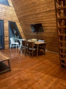 une salle à manger avec une table et des chaises dans l'établissement Dream wood house, à Dilidjan