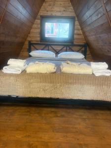 Ce lit se trouve dans un dortoir doté d'une fenêtre et de serviettes. dans l'établissement Dream wood house, à Dilidjan