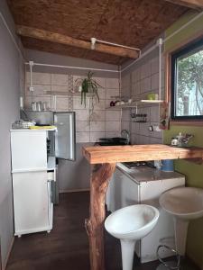 een keuken met een houten aanrecht in een kamer bij las cascadas in Puerto Clocker