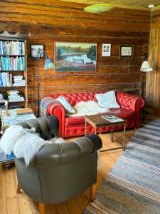 un soggiorno con un divano e un tavolo di Timmerhus Med Bastu Vid Ljungan a Sundsvall Altre 12 foto