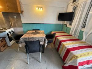 Et tv og/eller underholdning på A una cuadra de la playa con vista