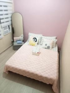 - une chambre avec un lit et un grand miroir dans l'établissement AL KHOURY Staycation, à Tanza