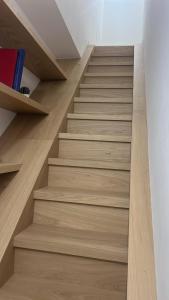 un escalier avec des marches en bois dans une maison dans l'établissement Home far from home, à Castelnuovo del Garda