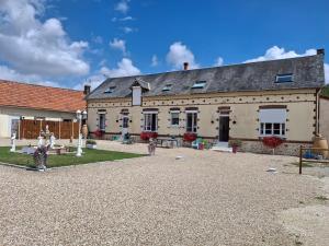 een groot gebouw met een binnenplaats ervoor bij Gîte de la Petite Forge in Clévilliers